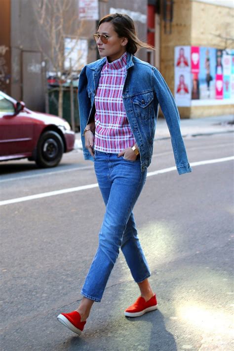 11 Foolproof Jeans And Denim Outfit Formulas How To Wear Sneakers Chambray Fashion How To Wear