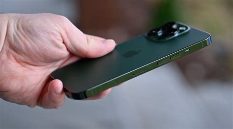 Iphone 13 Pro De Apple En Verde Alpino Manos A La Obra Es Atsit