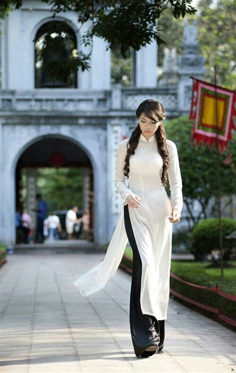 The Ao Dai Is The Traditional Dress In Vietnam In Modern Times It S Basically A Long Tight