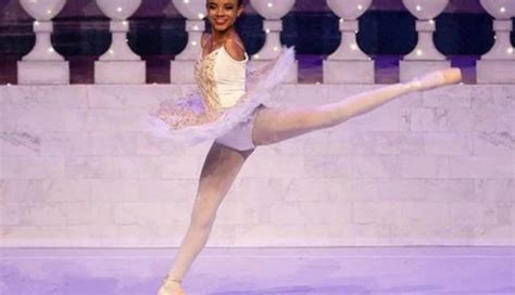 Devojčica bez ruku postala balerina i zapanjila svet (kurir televizija). Bailarina brasileira de 16 anos sem braços é inspiração na dança - Ciberia