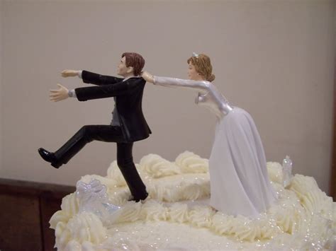15 Funny Wedding Cake Toppers To Make Your Guests Laugh Cool Wedding Cakes Funny Wedding
