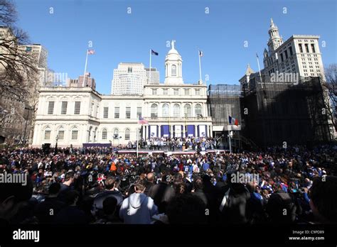 Overview Of The Crowds Of Giants Fans At A Public Appearance For New