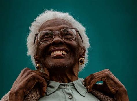 fotógrafa promove autoestima de idosos que vivem em lar por meio de ensaios