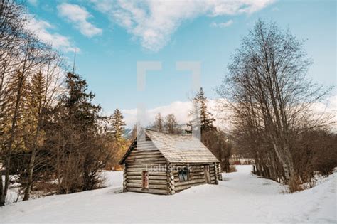 Log Cabin In A Snowy Woods — Photo — Lightstock