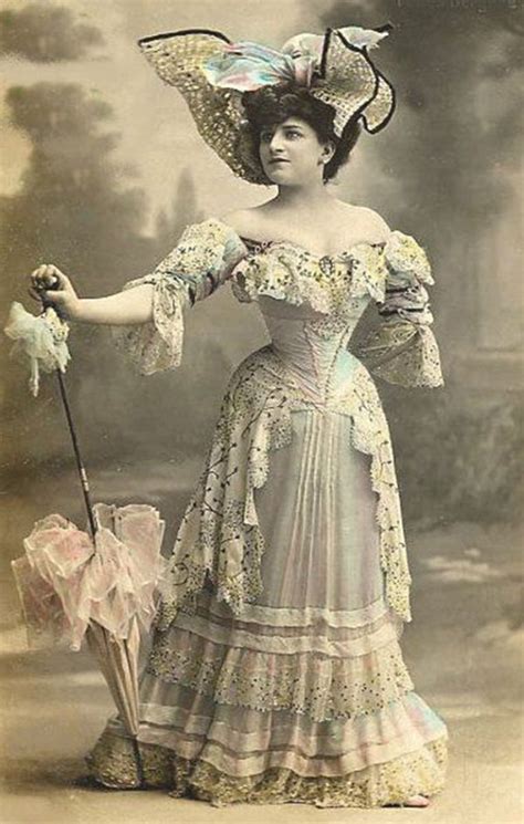 20 stunning vintage photos show what victorian female fashion looked like