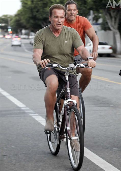 An Em Veneza Arnold Schwarzenegger E Amigos Andam De Bicicleta Ride