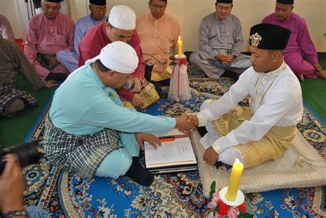 This edition published in 2008 by lembaga adat melayu riau in pekanbaru. BORAK SANTAI: Adat Istiadat Majlis Nikah Kahwin di Brunei.