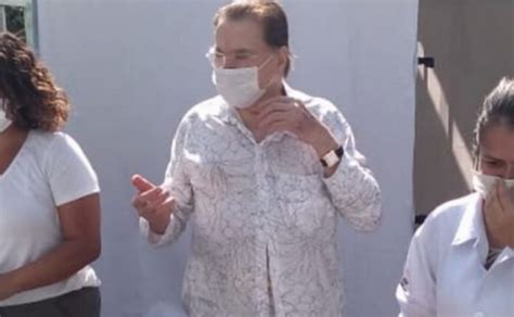 Na ocasião, o apresentador, de 90 anos, . De pijama, Silvio Santos é vacinado contra a covid-19 ...