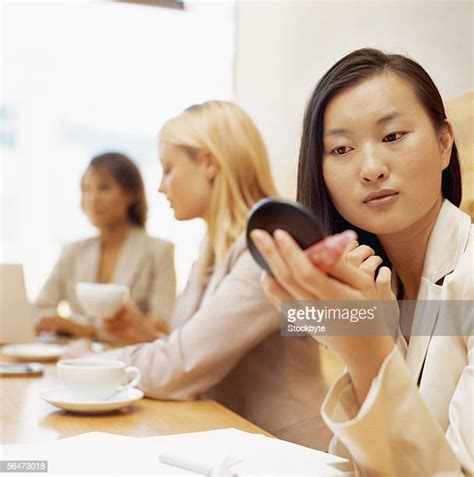 Caucasian Business Woman Applying Makeup In Office Photos And Premium