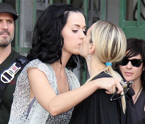Katy Perry Kisses A Girl Mirror Online