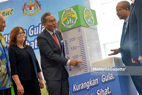 Kempen pemeriksaan kesihatan anjuran persatuan keselamatan taman pertama. Dzulkefly Ahmad Lancar Kempen Kurangkan Gula Hidup Sihat