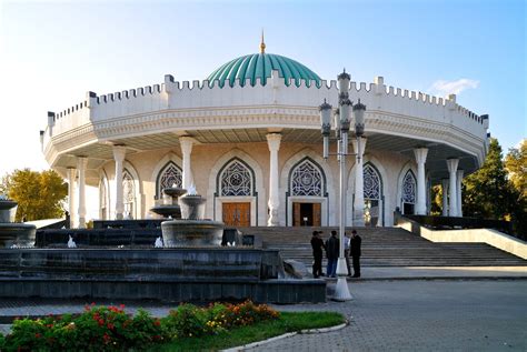 Si visitas tashkent encontrarás una enorme urbe con más de tres millones de habitantes y el palpitar propio de una gran ciudad. Banco de Imágenes: Museo Amir Timur en la ciudad de ...