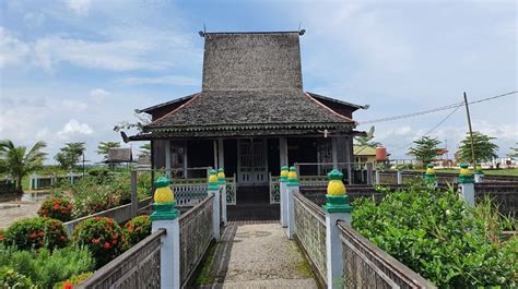 5 Rumah Adat Kalimantan Selatan Beserta Penjelasannya Lengkap