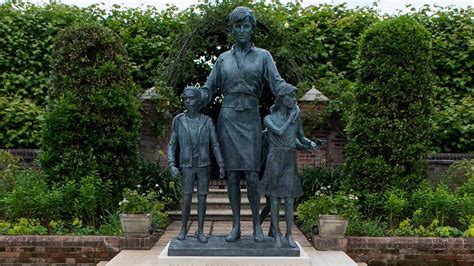 Los Príncipes Guillermo Y Enrique Inauguran Estatua De La Princesa Diana