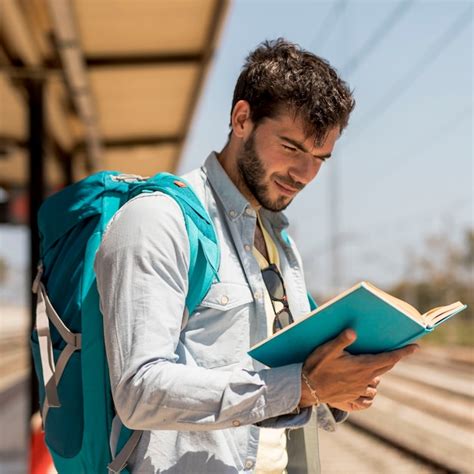 Retrato De Un Hombre Leyendo Un Libro Foto Gratis