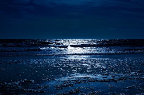 Ocean Waves Crashing On Shore During Night Time Photo Free Image On