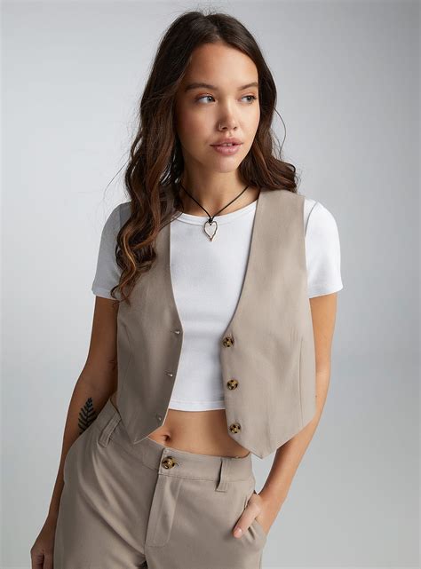 Le gilet habill&eacute; court in 2024 | Classy summer outfits, Vest outfits