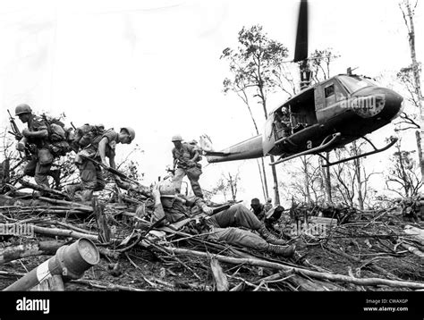 Ev1941 Troops Of The 101st Airborne Division In A Landing Zone