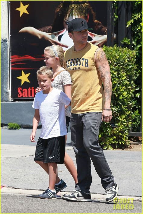 Ryan Phillippe Roscoes Chicken With Ava And Deacon Photo 2699364 Ava Phillippe Celebrity
