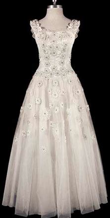 This christian dior wedding dress was brought into chicago directly from paris, bypassing. 1935 Christian Dior wedding gown | Vintage dresses ...