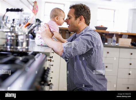Padre Con Hija En La Cocina Fotografía De Stock Alamy