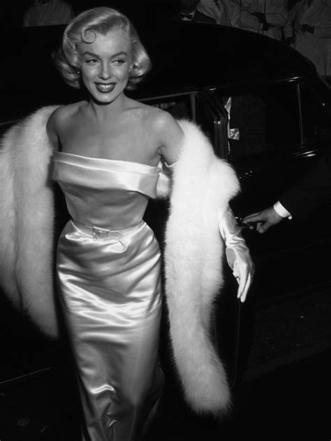 An Icon In Pictures Marilyn Monroe Bright Dress Marilyn Monroe