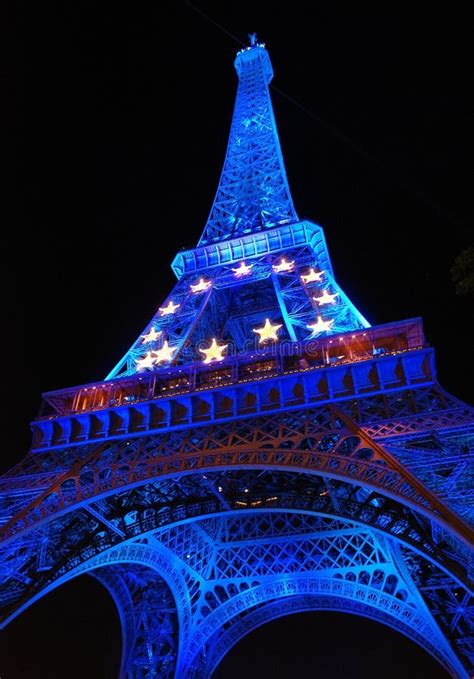 Eiffel Tower Light Performance Show And New Year 2017 Fireworks In