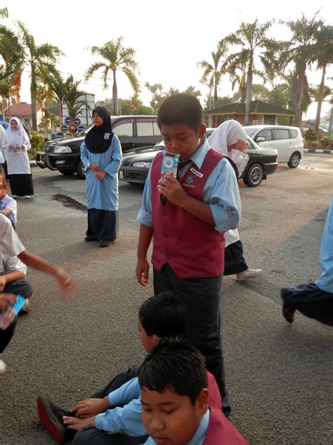 Marong telah memberi taklimat pertama dan mengagihkan susu kotak 1malaysia kepada muridmuridnya setelah. SEKOLAH KEBANGSAAN SERI DUYONG,MELAKA: PROGRAM SUSU ...