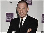 Murió el diseñador británico Alexander McQueen - BBC News Mundo