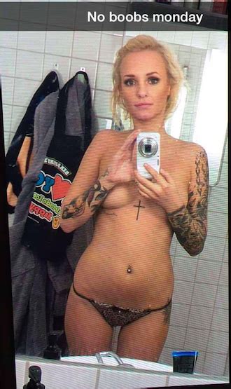 Paow delar med sig av topless bild från tiden innan hon opererade silikonbröst