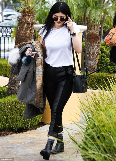 Slender Kylie Jenner Takes A Solo Stroll To Pick Up A Burger As Her