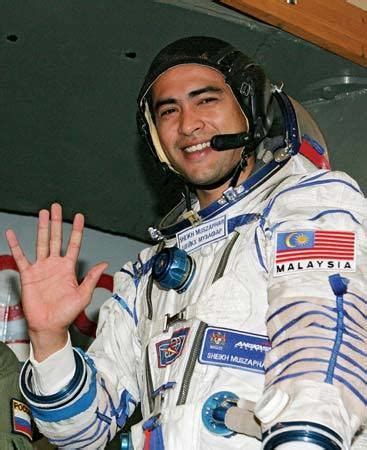 Sheikh muszaphar shukor, the first malaysian muslim astronaut, demonstrates how he performed salaah (ritual daily islamic prayers) in outer space. 【职业不分贵贱!】大马首位『太空人变身Delivery Abang』行管令期间为你服务!