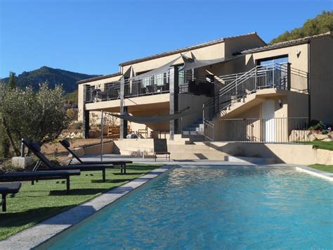 Optez pour la location de villa de vacances pour passer des moments tranquilles et en toute liberté ! Villa moderne avec piscine privée au milieu des collines ...