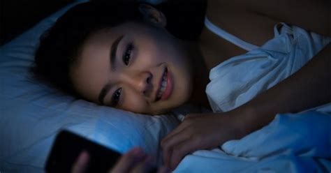 Ini 5 Dampak Negatif Jika Sering Mainkan Hp Sebelum Tidur
