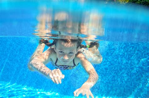 Kind Schwimmt Im Unterwasser Pool Glückliches Aktives Mädchen Hat Spaß Unter Wasser