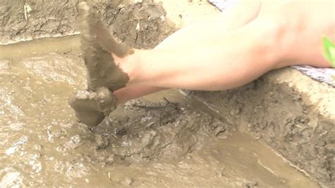 진흙탕에 빠진 영국 밀프 스타킹 아마추어 아내의 발을 문지르는 발 xHamster