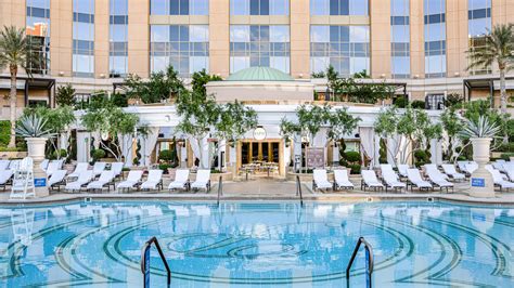 Capri Pool Restaurant And Bar Opens Poolside For Venetian Guests Only
