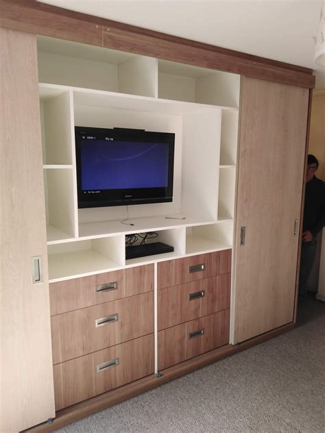 stand tv closet y tv oculto Diseño de armario para dormitorio