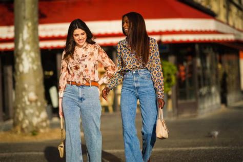 How To Style Flared Jeans For Fall 5 Best Pairs Of Flares For Fall 2021