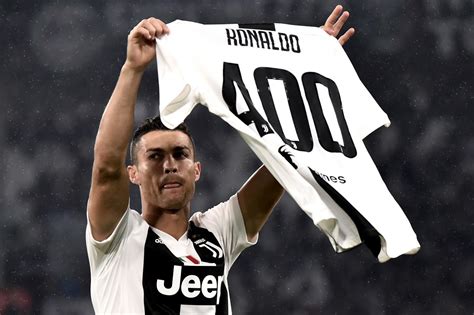 Ronaldo Nella Storia Lattaccante Festeggia I 400 Gol Foto E Video