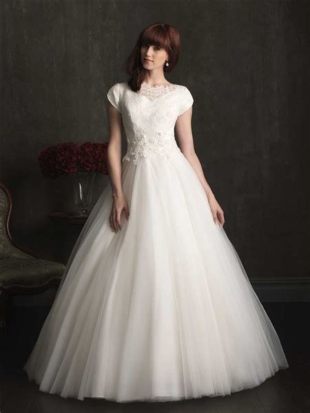 Romantic Ball Gown Cap Sleeve Lace Tulle Modest Wedding Dress With Buttons