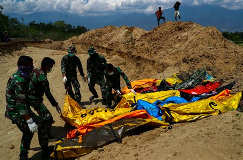Indonesia Earthquake Aftermath Death Toll Crosses 1200 As Desperation Mounts Photos Ibtimes