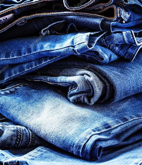 Profesor dengan spesialis ahli sejarah abad pertengahan, ibunya adalah seorang yang dinamis, inteligen dan takwa. Latar belakang Denim, beberapa celana jeans di atas meja ...