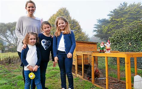 However he did not succeed because her dog bit him and she kicked him in the crotch. Le Télégramme - Vannes - Famille Thomas. Bienvenue, les Ch ...