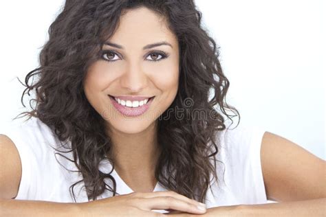 Sorriso Latino Americano Feliz Bonito Da Mulher Imagem De Stock Imagem De Sereno Relaxado
