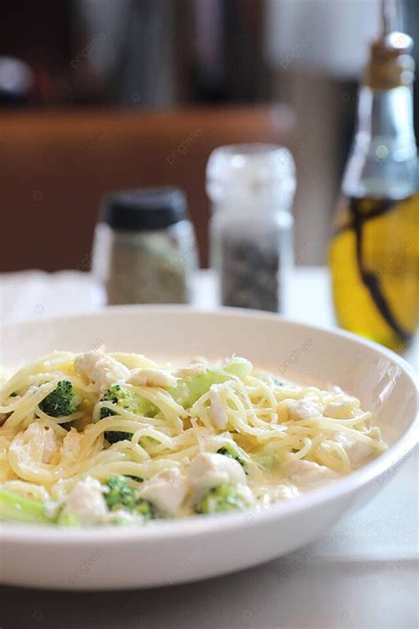 Restaurantstyle Alfredo Spaghetti With Broccoli Chicken And White Sauce