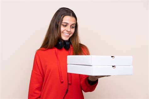 Entregadora De Pizza Segurando Uma Pizza Sobre Parede Isolada Com
