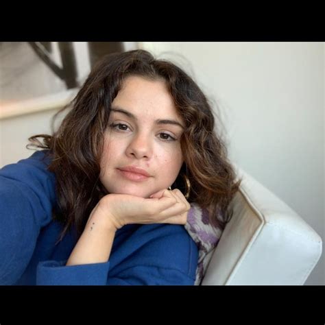 Il Selfie Senza Trucco Di Selena Gomez è La Normalità Di Cui Abbiamo