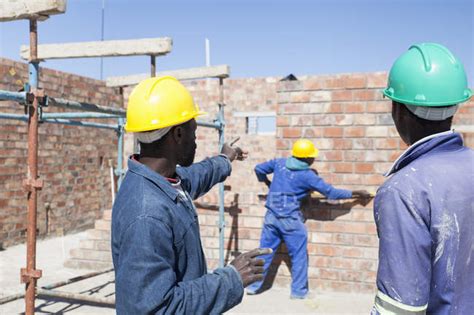 African Builders Working On Construction Site — Guidance Men Stock