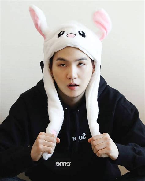 Bts hyungs laughing at/because of jungkook. 9 Aksesoris Kepala yang Sering Dipakai Suga BTS, Uyelable ...